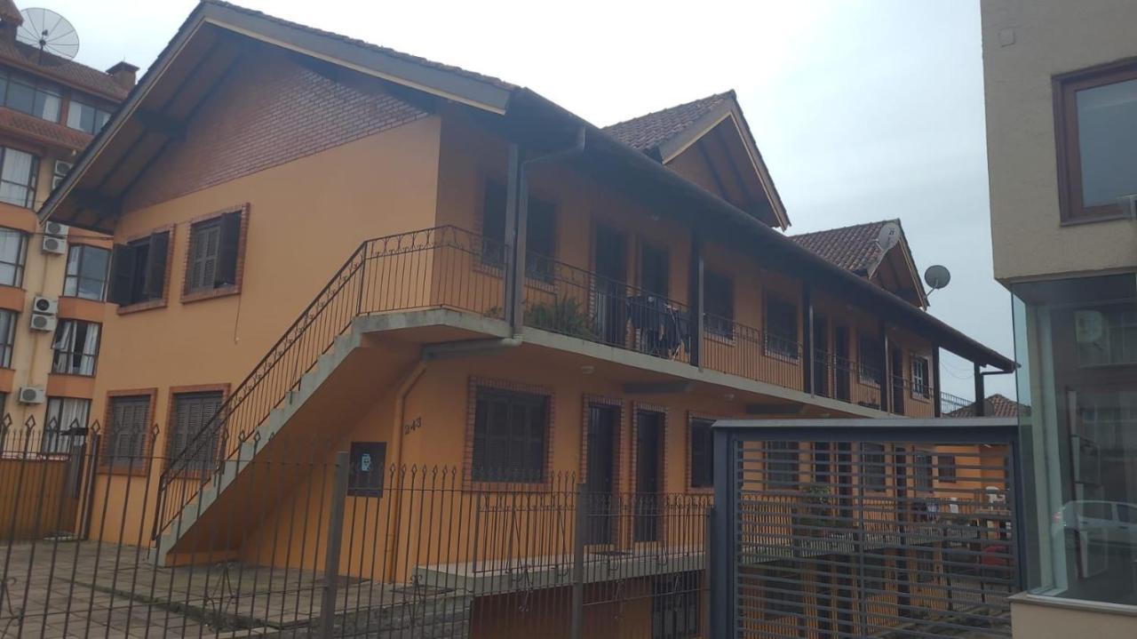Apartamento Com Otimo Custo - Beneficio No Centro De Канела Екстериор снимка